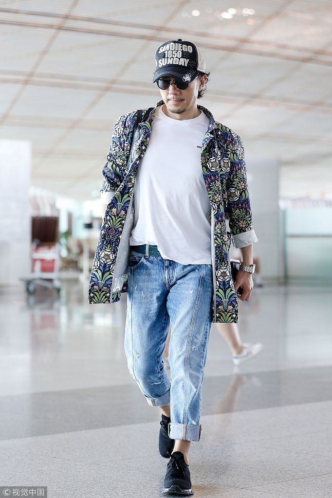 “全能大叔”赵立新穿“度假”衫配仔裤扮潮  扛大包走路生风似“