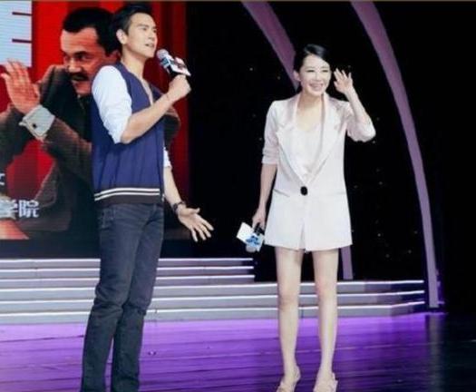 许晴真大胆！短裤穿的比西装还短，连彭于晏都羞得不敢直视！