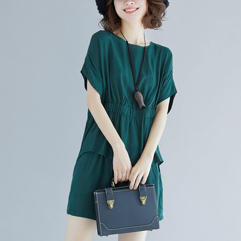 别傻傻T恤配牛仔?又丑又土!今年流行棉麻衫+短裤，轻便还美丽