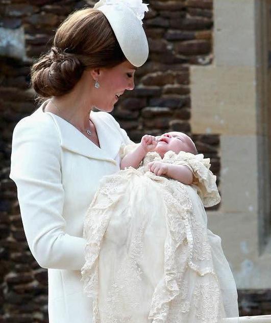 凯特王妃和夏洛特公主为何总穿相似的衣服? 专家: 王室精心策划