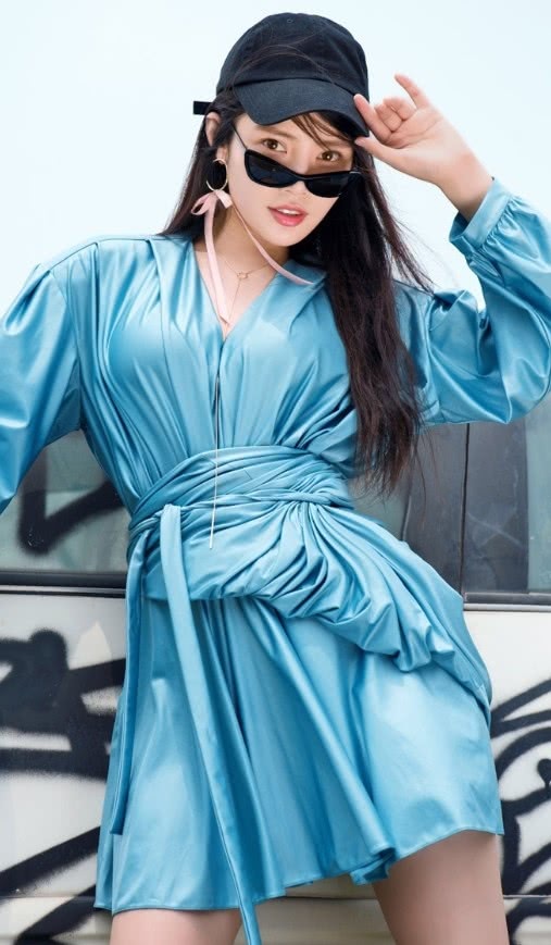 徐冬冬怕秀不出身材？直接拿裙摆当腰带来绑，简直是一举两得！