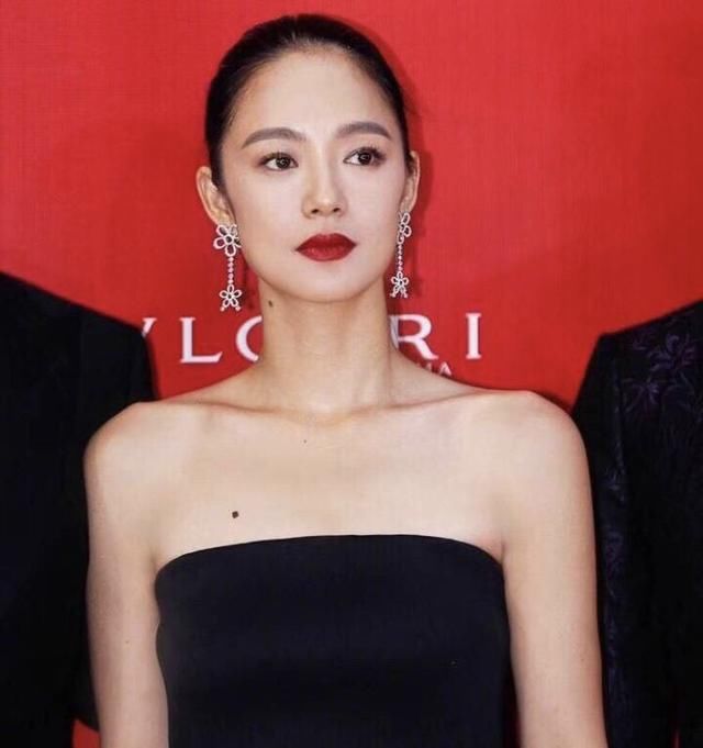 姜文妻子周韵换上抹胸裙之后，气质简直开挂，美到窒息