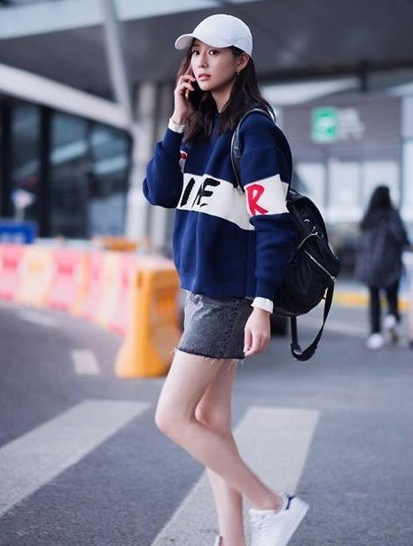  长袖|街拍：小姐姐身穿长袖上衣配牛仔短裙，魅力十足