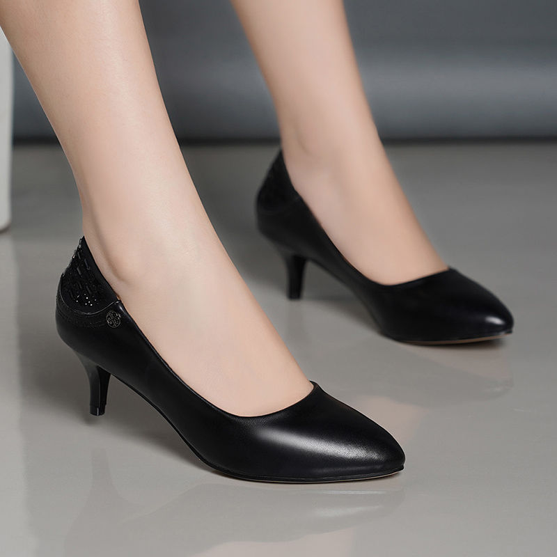 30岁的女人少穿平底鞋,现流行这种高跟鞋,女人味十足回头率高