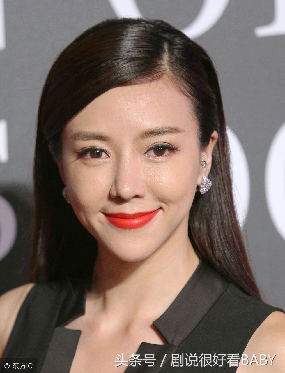 周韦彤连体裤造型尽显端庄之美，皮肤细腻似少女，网友:肤色黑