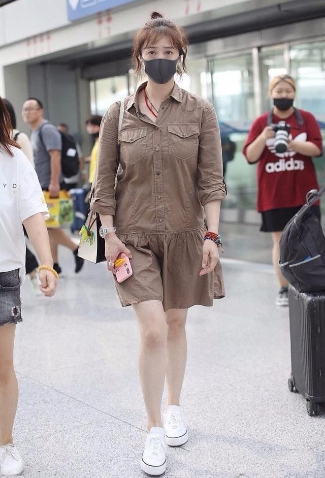 蒋欣比霍思燕大两岁，穿衣也是大两个码吧？网友：胖人撞衫总是输