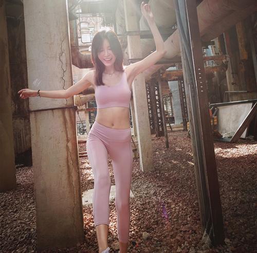 紧身打底裤：休闲惬意的打扮，增加成熟魅力！