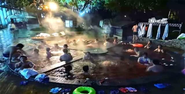 重庆的火锅温泉火了,外国游客看到后:你们这样吃火锅?