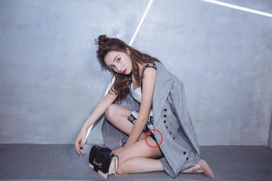 麦迪娜不规则短裙，包包一直遮挡三角区，蹲地上黑色底裤都露出了