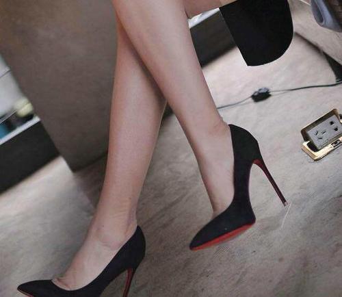 尖尖细高跟，不管参加宴会还是走秀场，妖艳无比，秒变女王范！