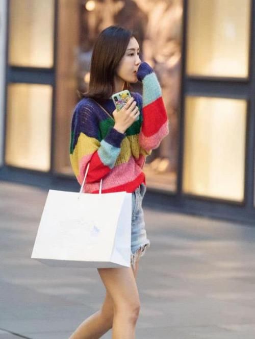 气质@街拍:软玉温香的美女,一件针织上衣配牛仔短裤,青春靓丽气质美