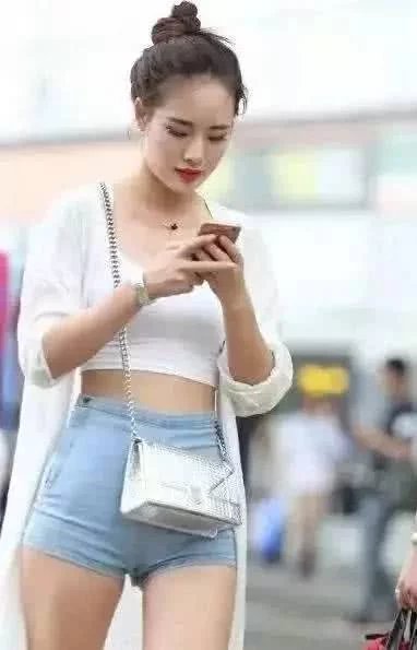 紧身牛仔短裤的气质小姐姐，白皙肌肤让人忍不住多看一眼