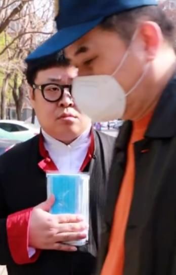  [选手]再现风采？毕福剑近照状态好，现身与星光大道选手录制公益视频！