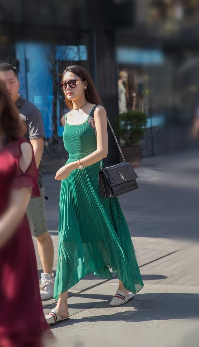路人街拍，就算是美若天仙，也离不开时尚前卫的穿搭