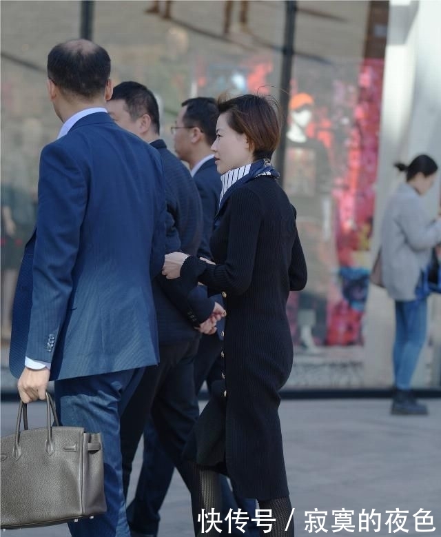  「针织」黑色丝袜搭配高跟鞋，春季搭配更好看，紧身针织长裙更显身材