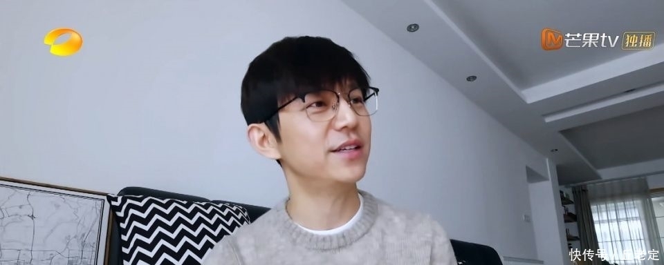 「补救」何炅罕见做错误示范,节目组帮忙补救,他自己的神级救场也很精彩