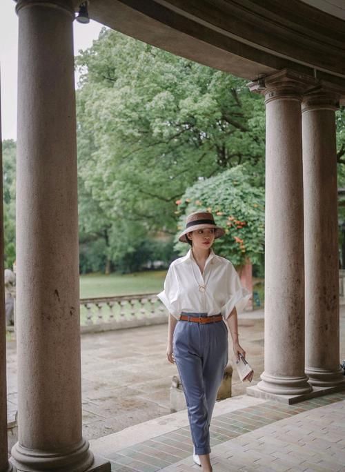  #气质#三木的高级穿搭又来一波！白色衬衫配“虾皮粉”半身裙，气质清新