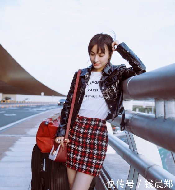 吴昕终于不是小粗腿了，身穿格纹短裙现身，一双腿让人意外