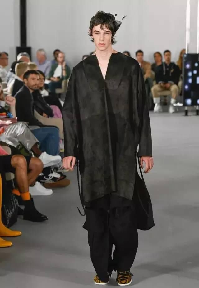  『新装』LOEWE是如何做到＂独树一帜“的？来看看它的20春夏新装!