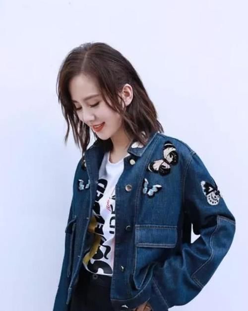 清纯@刘诗诗美翻了！牛仔外套＋半裙减龄又清纯，完全不像生过孩子