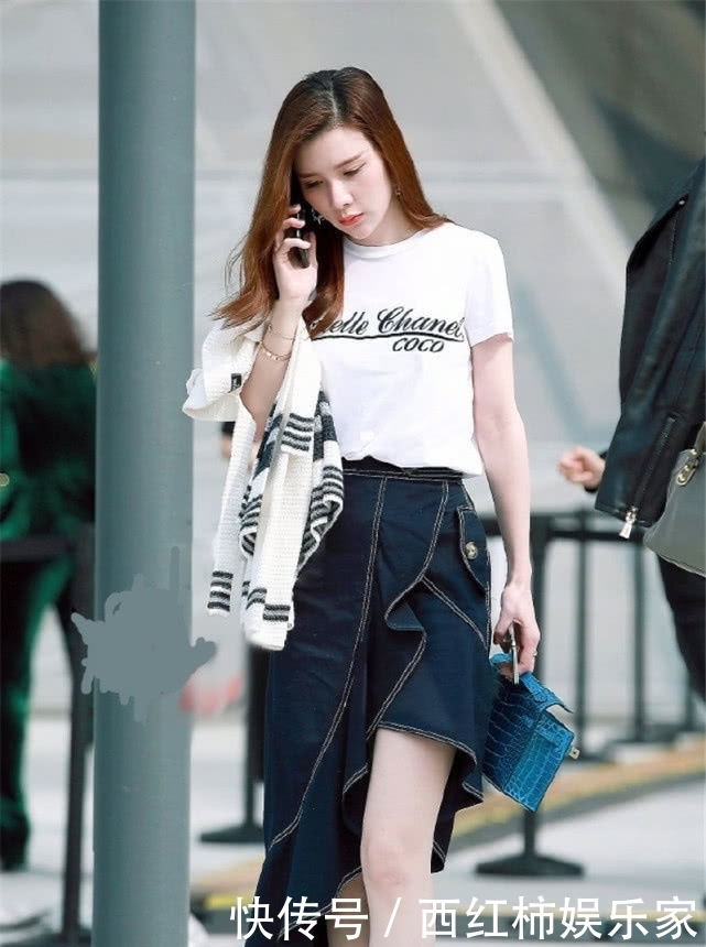 『姐姐』路人街拍:美女姐姐一袭“吸烟裙”,彰显时尚潮流魅力