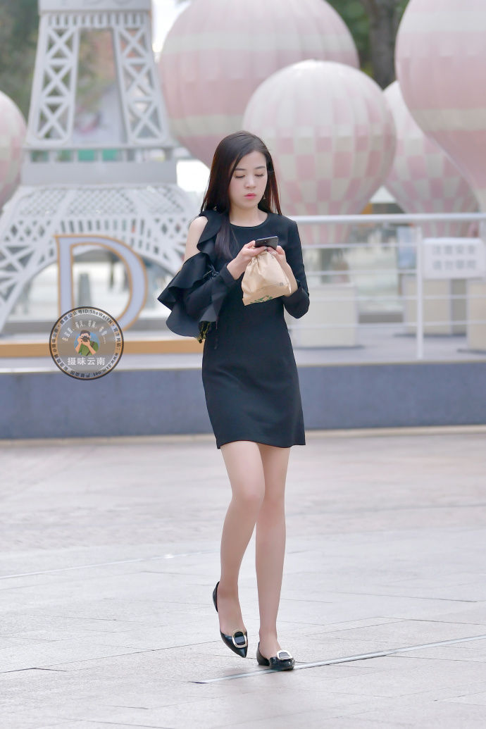 街拍：一件修身的紧身裙，让小姐姐们看上去气质十足，性感十足！