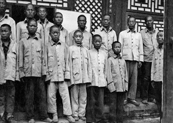  「发现」美国人在鞋盒里发现了6000张中国老照片