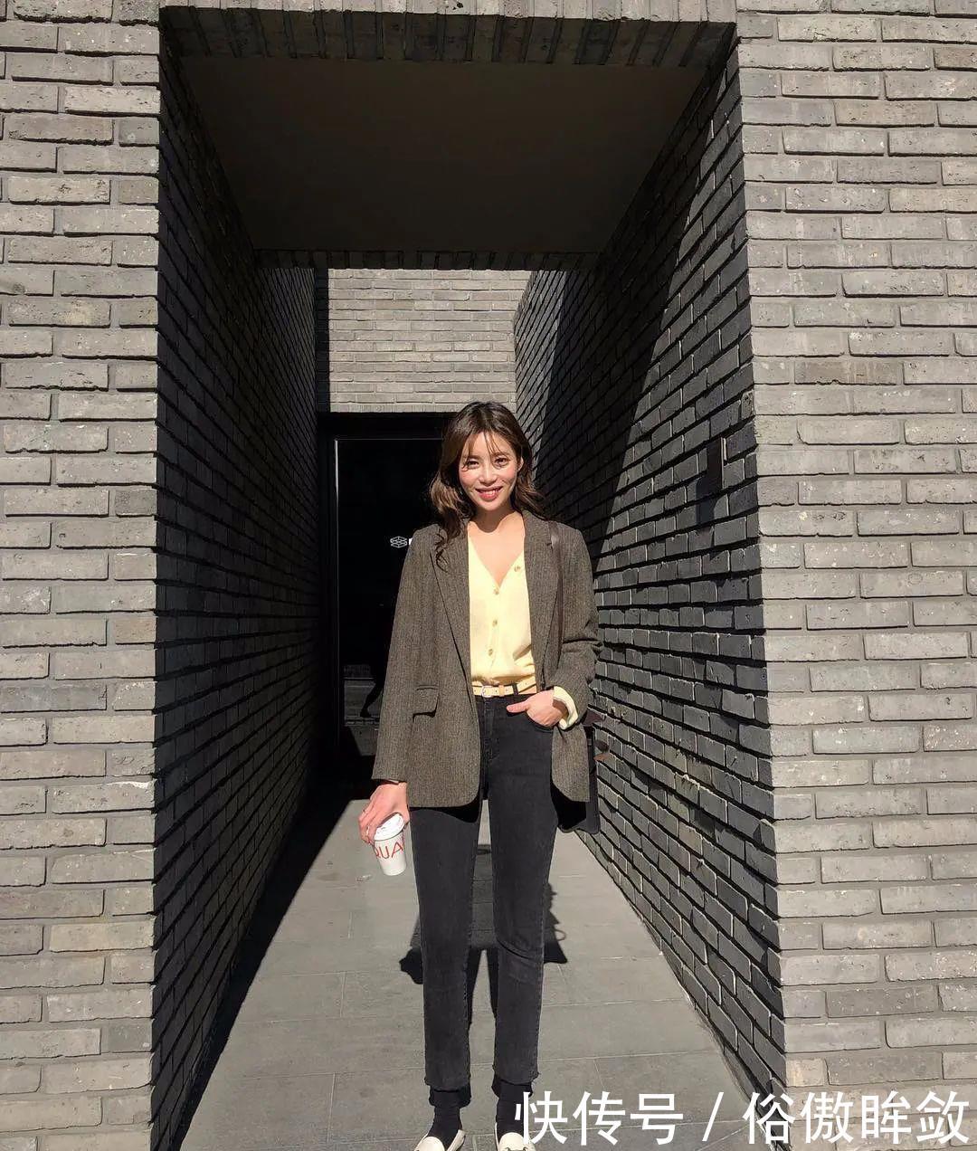 #出门#短西装外套+裙子搭配,出门踏青这样穿,美得路人都侧目