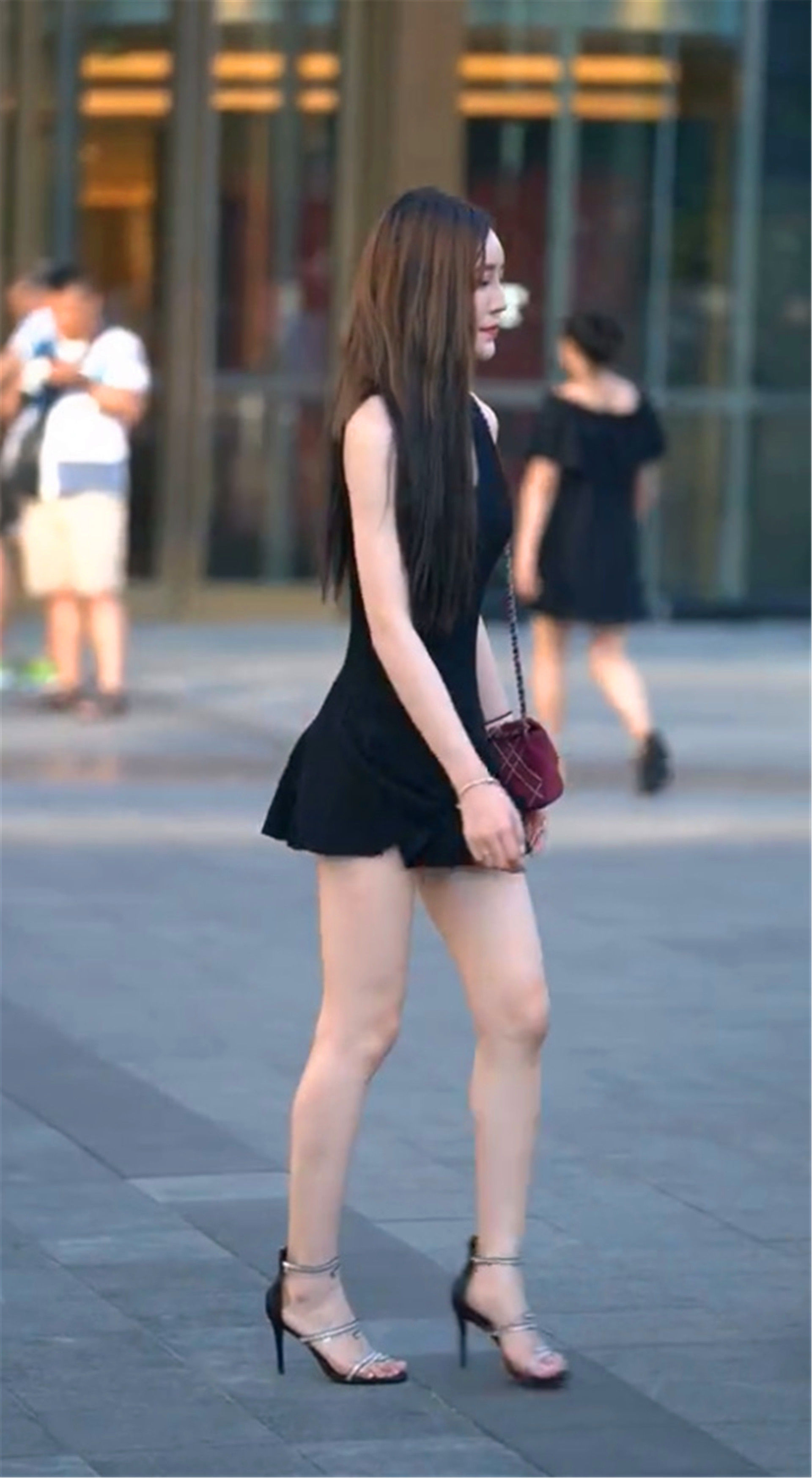 街拍:最后一位美女衣不遮体，和她一起逛街是种“折磨”!