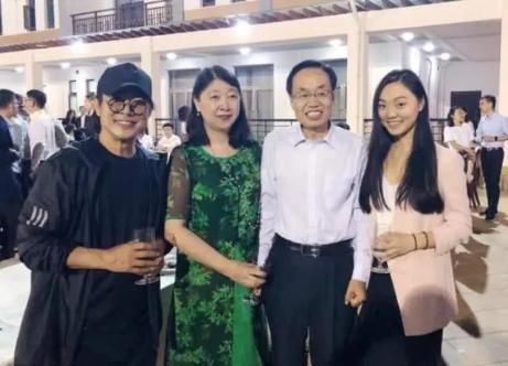 李连杰@带大女儿跟马云聚餐,一桌子人一个比一个时尚,李连杰蓄起了长发