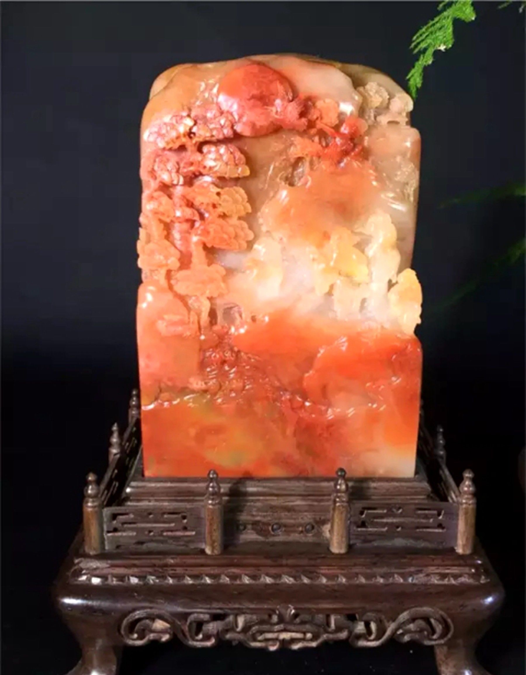 寿山石是我国的瑰宝，纯手工从内壁画出来，工艺非常精湛