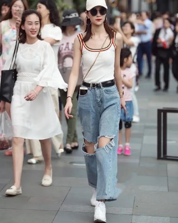 「气质」街拍:姿色天然的小姐姐,一条枣红色的连衣裙,时尚优雅气质