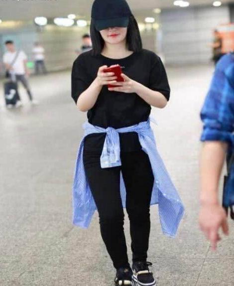 街拍:图3露脐超短裤好清凉,图4似乎误会了什么,你最中意谁?