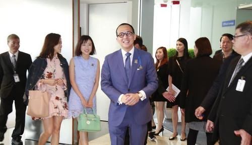  蕾丝：李泽楷女友郭嘉文，一袭水蓝蕾丝短裙知性优雅，气质堪比阔太甘比