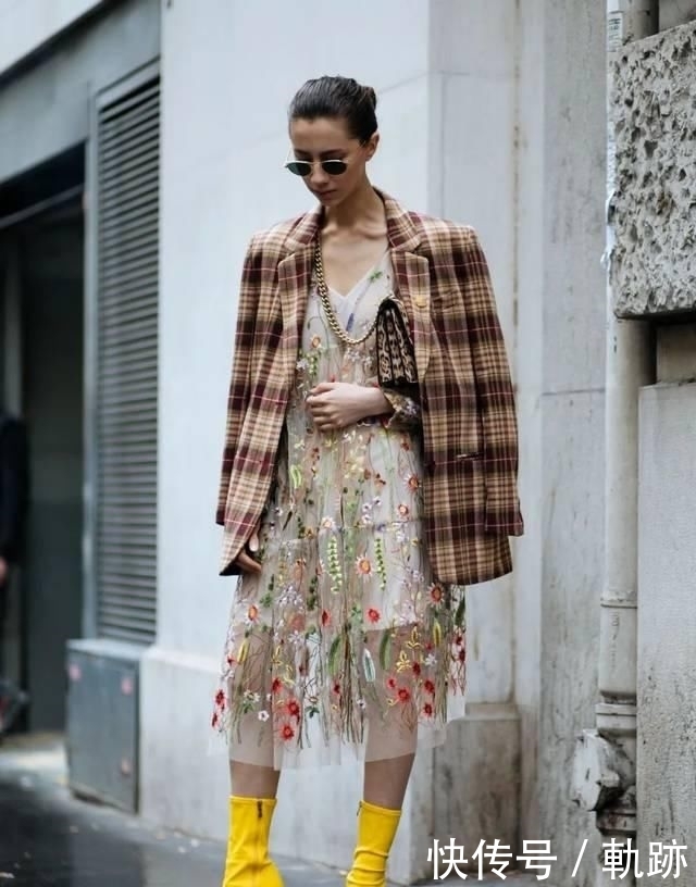 『花朵』2020开春 流行穿“开满花”的裙子,谁穿谁美!