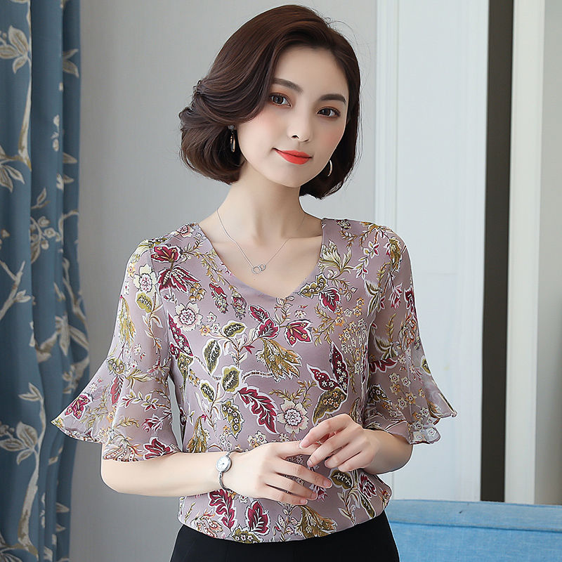 奔四女人这样穿小衫，洋气造型超好看