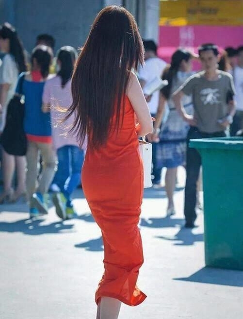 『女孩』街拍:紧身裙诠释了时尚的气息,把街道变成女孩秀身材的主场