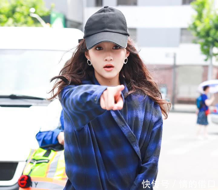 关晓彤不尴尬吗,穿着淑女连衣裙随便套着格子衫,这样显得好壮!