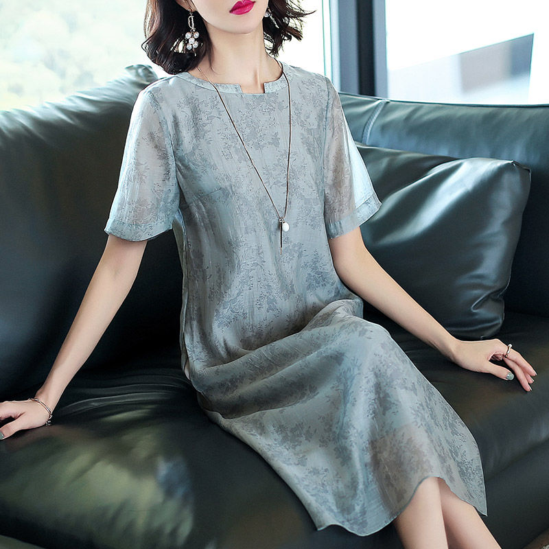 老婆年过51岁，换上这大牌“欧货”裙，高贵洋气嫩成29岁