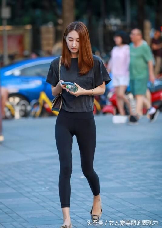 黑色打底裤与黑色短袖的搭配，解决了纤细身材的缺点，你喜欢吗？