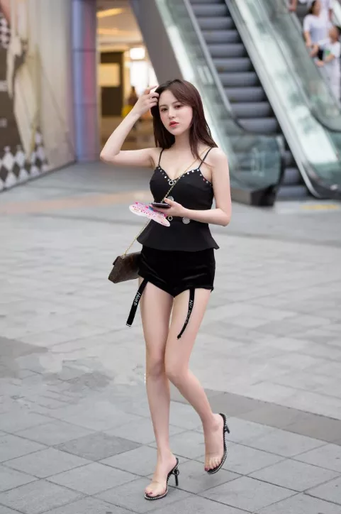 街拍:美女身穿性感的露肩装,展露非常好看的锁骨，非常的迷人！