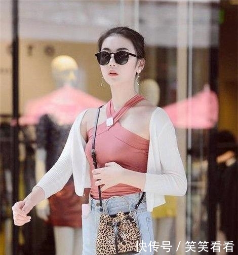  摄影■街拍摄影：这么穿搭，腿显得很长，不仅身材高挑，还有迷人曲线