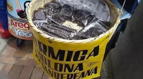 哥伦比亚人将蚂蚁当零食:爆炒后装袋当花生米吃,价格还很昂贵!