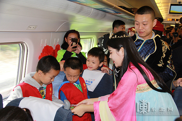 过不一样的中秋节 东北网小记者体验哈佳快速铁路