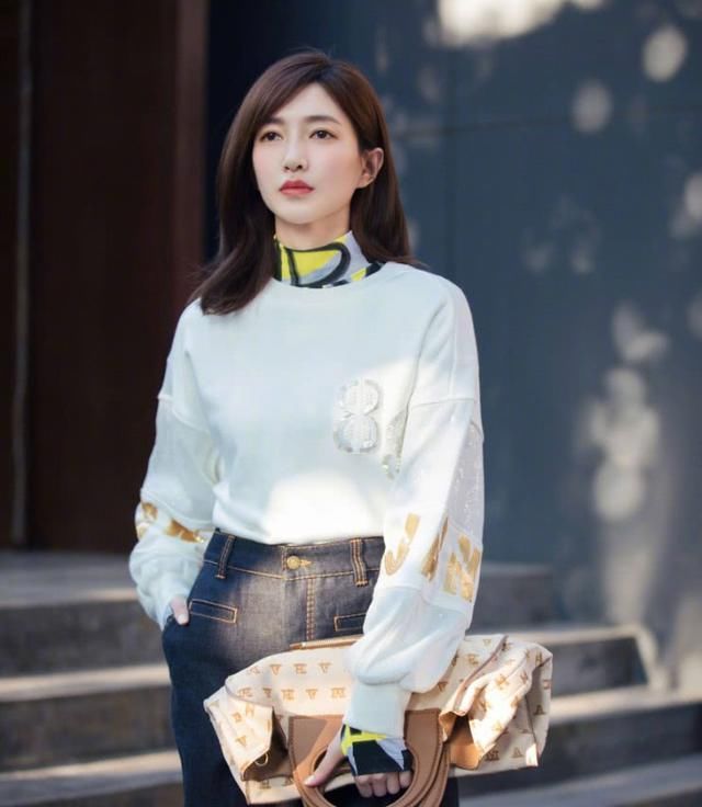 江疏影真任性!裤腿加长40厘米才能穿上，这腿得有一米八吧?