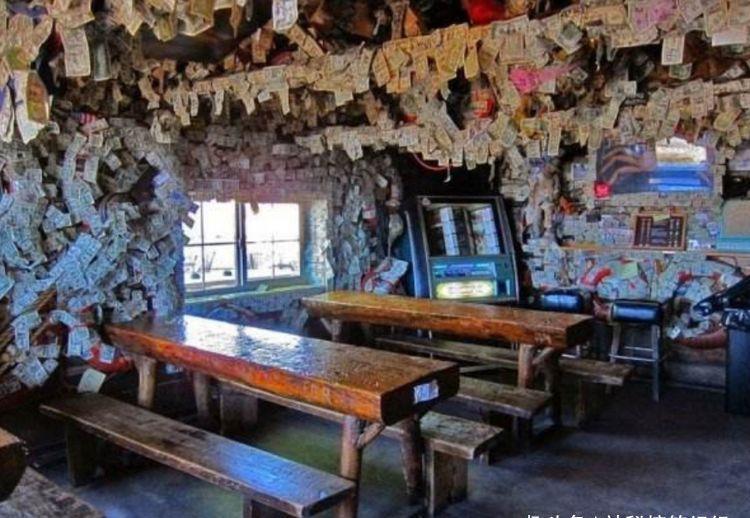 世界上最有钱的酒吧,墙上贴满千万美钞,顾客可以随意使用!