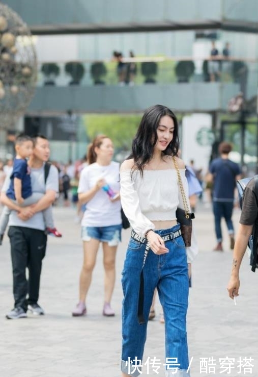 身材:美女街拍颜值很高的小姐姐,穿搭吊带裙,显得身材十分曼妙