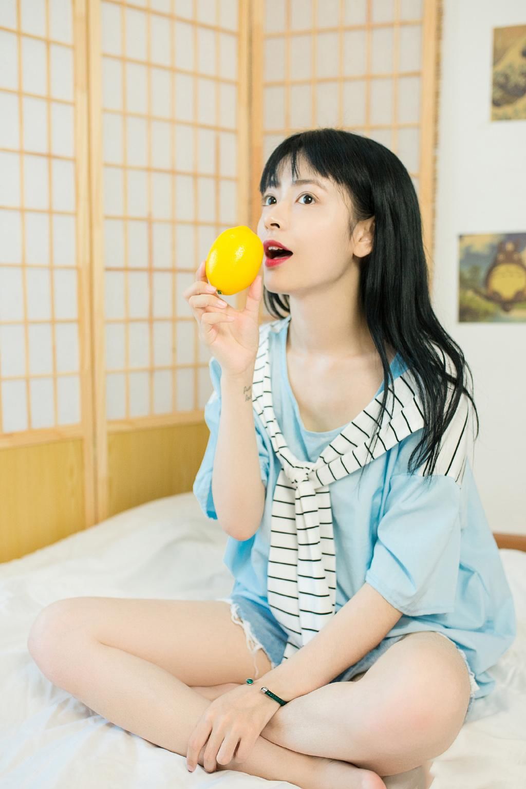 性感热裤美女白皙美腿私房诱惑写真