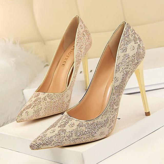 媳妇41岁穿上这样的高跟鞋，女人味十足，邻居看的迈不开腿