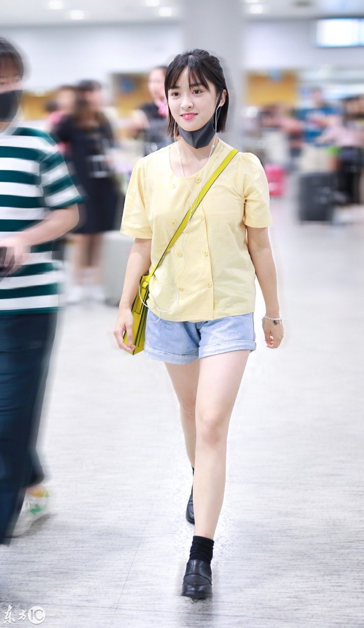 沈月身着T恤短裤，搭配黑色皮鞋亮相机场，步伐轻松自然!